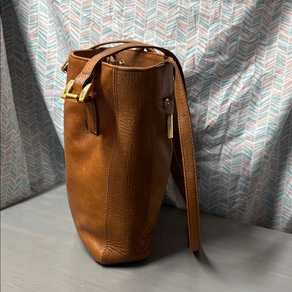 Nino BOSSI Brown Leather Shoulder Bag with Gold Hardware - Picture 7 of 15